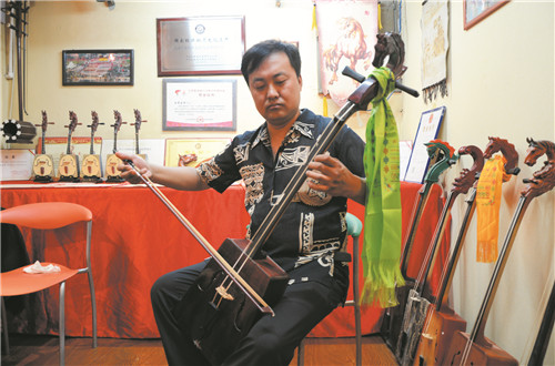 闲暇时间，白苏古郎就在自己的工作室拿起马头琴拉上一曲。.jpg